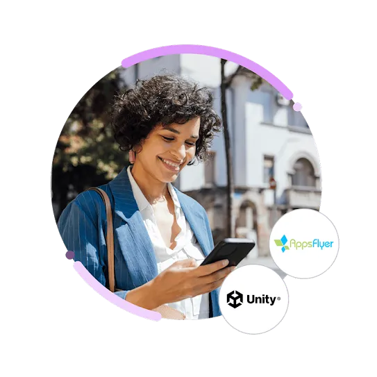 Foto de una mujer que usa su teléfono, con los logotipos de Appsflyer y Unity.